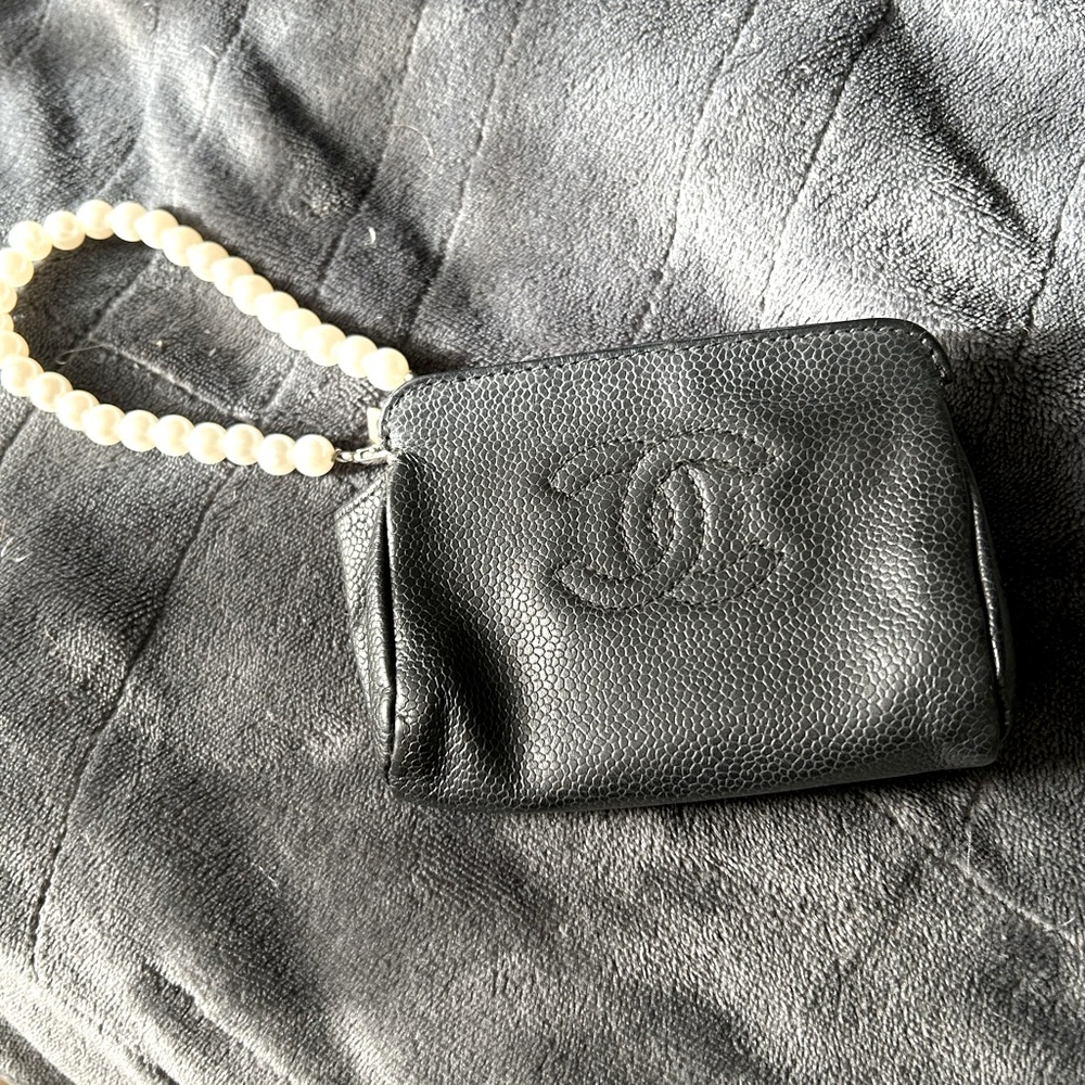 EUC Chanel Caviar Pouch w/COA 💫